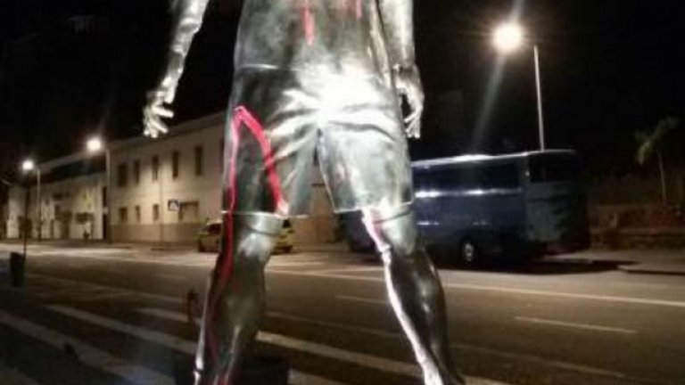 Посегателството срещу статуята на Меси се случва точно година, след като в началото на 2016-а тази на Роналдо в Мадейра бе изрисувана с „Меси 10” на гърба.

