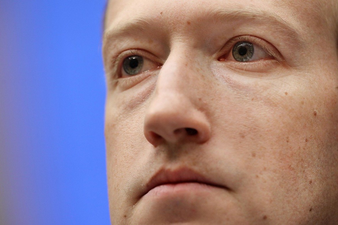 Марк Зукърбърг в рамките на повече от 10 часа отговаряше на законотворци в САЩ по въпроси със сигурността на потребителските данни във Facebook.