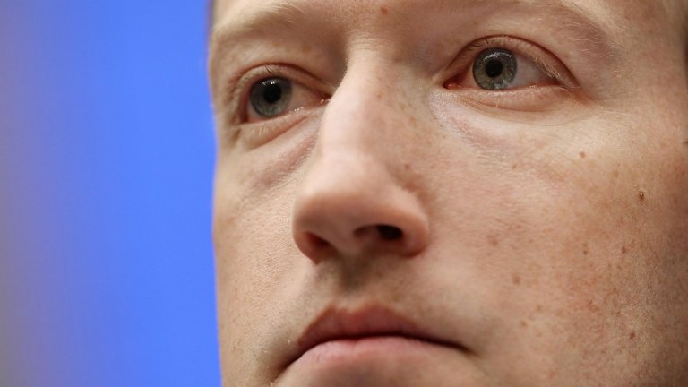 Марк Зукърбърг в рамките на повече от 10 часа отговаряше на законотворци в САЩ по въпроси със сигурността на потребителските данни във Facebook.