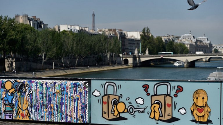 Катинарите са ключов елемент на графитите от Pont des arts