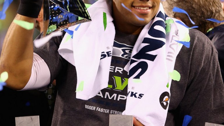 Ръсел Уилсън - куотърбекът на Сиатъл, с трофея преди година след финала с Денвър. В неделя го чака сблъсък на втори пореден Супербоул.