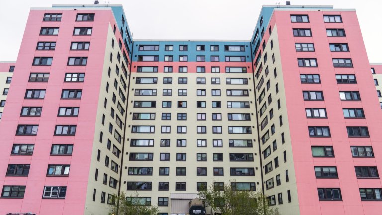 220 души, магазин, полиция и църква под един покрив - най-странният град в Аляска