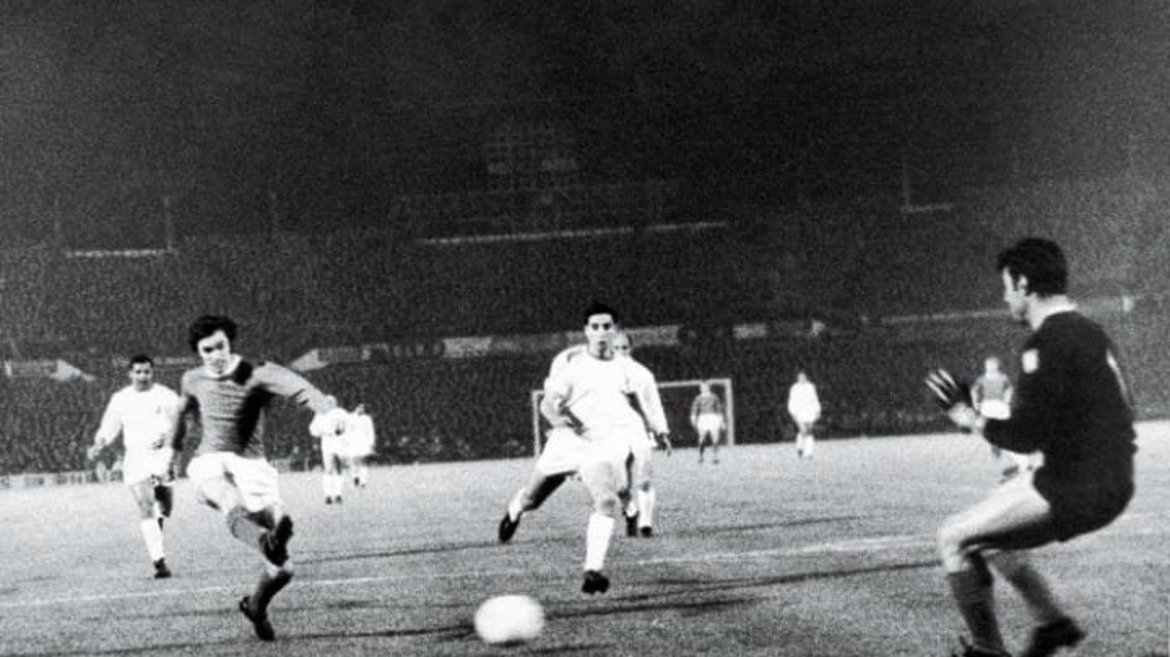 1966 г., стадион "Луш" в Лисабон
Юнайтед играе четвъртфинал с Бенфика за КЕШ. Това е първият наистина знаменит мач на Бести, който тогава е на 19 години. Той отбелязва два гола и пропуска още няколко. 