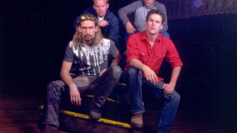 Nickelback
Мразенето на Nickelback някога беше признак на готиност, но сега е толкова лесно, че някак си се е превърнало в общоприет факт. Това е все едно да мразиш Джона Лерър, донякъде защото подобно на Лерър, Nickelback плагиатстват от самите себе си и все пак все още продължават да имат фенове. А и, естествено, Nickelback не струват.