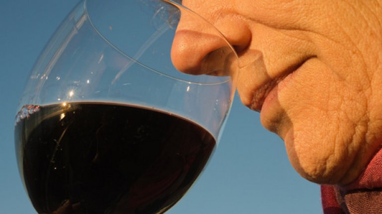  Вино 

Повечето италианци не сядат на масата без чаша вино, това е традиция от векове. Затова, ако попаднат в среда на въздържатели им е трудно. Те не са и особени пиячи, задоволяват се с няколко чаши вино на ядене.
