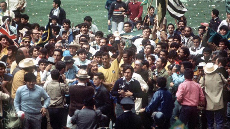 Когато става въпрос за емблематични мачове, Бразилия не може да забрави финала на световното през 1970 срещу Италия. На снимката капитанът на "селесао" Карлос Алберто е наобиколен от щастливи фенове, репортери и фотографи. 
