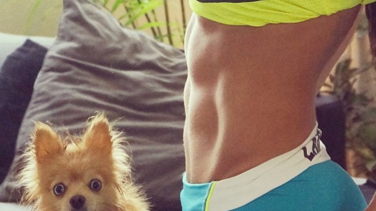 6. Не се притеснява и от конкуренцията в социалните мрежи. „Много момичета правят същото като мен. Но, за щастие, нямат оригинални идеи и ме копират. Никога копията не са по-добри от оригинала.“