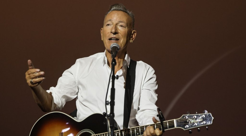 Брус Спрингстийн 
Рок иконата на 80-те също влезе в списъка на списание Forbes за 2025 г. По информацията на изданието капиталът на музиканта е достигнал 1,2 милиарда долара. Състоянието на Спрингстийн се удвои, след като той продаде каталога си от песни на Sony за половин милиард долара.