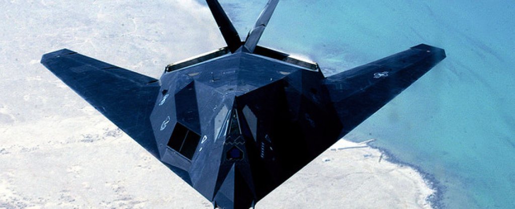 7. F-117
Проектът Have Blue води до създаването на пълномащабен нискозабележим ударен самолет, който става известен под индекса F-117. Първият самолет от този тип полита през 1981 г., а две години по-късно е достигнато първоначално ниво на бойна готовност.
Интересното е, че към това време F-117 е абсолютно секретен и официално дори не съществува. Полетите с бойната машина се извършват основно нощем от отдалечената пустинна авиобаза Тонопа в щата Невада. Черните ръбати машини стават част от фолклора в Невада и често се свързват с появата на НЛО.
F-117 е разсекретен чак през 1988 г., когато на американската публика са показани първите му неясни снимки. На следващата година F-117 е използван в бой в Панама, а след 1991 г. е хвърлен срещу Садам Хюсеин, където успява да разгърне пълните си възможности.
Авангардната някога машина бързо започва да остарява и през 1999 г. един такъв F-117 е свален над Сърбия. Официално този самолет е свален от въоръжение през април 2008 г., но неофициално все още лети от „Зона 51” в рамките на различни изпитателни програми.