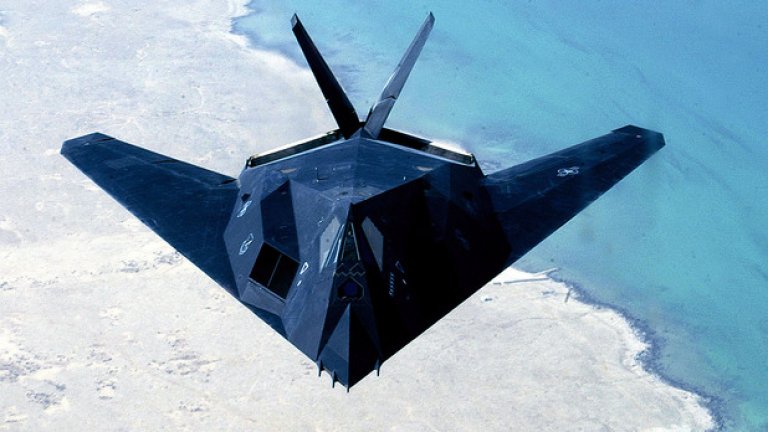 7. F-117

Проектът Have Blue води до създаването на пълномащабен нискозабележим ударен самолет, който става известен под индекса F-117. Първият самолет от този тип полита през 1981 г., а две години по-късно е достигнато първоначално ниво на бойна готовност.

Интересното е, че към това време F-117 е абсолютно секретен и официално дори не съществува. Полетите с бойната машина се извършват основно нощем от отдалечената пустинна авиобаза Тонопа в щата Невада. Черните ръбати машини стават част от фолклора в Невада и често се свързват с появата на НЛО.



F-117 е разсекретен чак през 1988 г., когато на американската публика са показани първите му неясни снимки. На следващата година F-117 е използван в бой в Панама, а след 1991 г. е хвърлен срещу Садам Хюсеин, където успява да разгърне пълните си възможности.

Авангардната някога машина бързо започва да остарява и през 1999 г. един такъв F-117 е свален над Сърбия. Официално този самолет е свален от въоръжение през април 2008 г., но неофициално все още лети от „Зона 51” в рамките на различни изпитателни програми.
