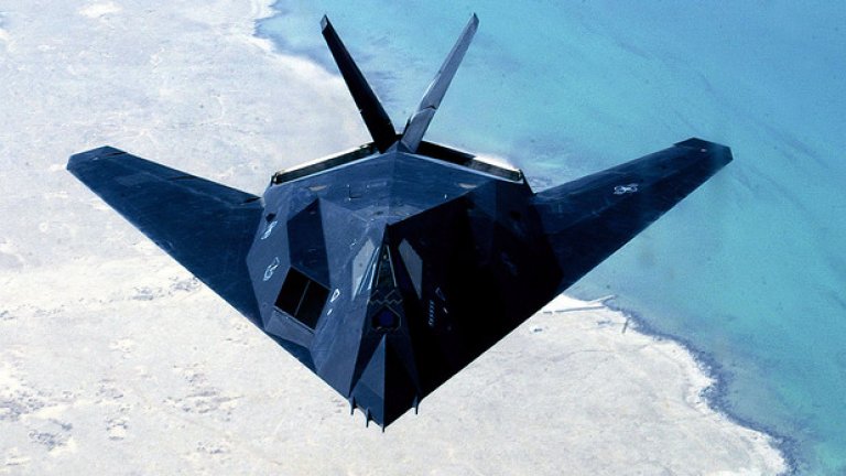 7. F-117
Проектът Have Blue води до създаването на пълномащабен нискозабележим ударен самолет, който става известен под индекса F-117. Първият самолет от този тип полита през 1981 г., а две години по-късно е достигнато първоначално ниво на бойна готовност.
Интересното е, че към това време F-117 е абсолютно секретен и официално дори не съществува. Полетите с бойната машина се извършват основно нощем от отдалечената пустинна авиобаза Тонопа в щата Невада. Черните ръбати машини стават част от фолклора в Невада и често се свързват с появата на НЛО.
F-117 е разсекретен чак през 1988 г., когато на американската публика са показани първите му неясни снимки. На следващата година F-117 е използван в бой в Панама, а след 1991 г. е хвърлен срещу Садам Хюсеин, където успява да разгърне пълните си възможности.
Авангардната някога машина бързо започва да остарява и през 1999 г. един такъв F-117 е свален над Сърбия. Официално този самолет е свален от въоръжение през април 2008 г., но неофициално все още лети от „Зона 51” в рамките на различни изпитателни програми.