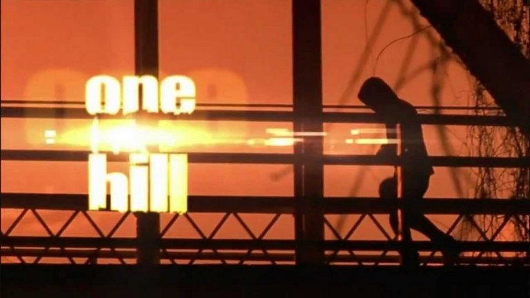 One Tree Hill / "Самотно дърво на хълма": Гавин де Гроу - I Don't Want To Be
Още с премиерата си One Tree Hill се позиционира като сериал с претенции да показва на аудиторията нова музика от по-алтернативните жанрове. В различни епизоди са се появявали групи като Jimmy Eat World, Fall Out Boy, The Wreckers и много други. Музиката в отварящата тема на сериала обаче се превърна неразривно свързана с него. Парчето на Гавин де Гроу I Don't Want To Be се връзва изключително добре със сложните и драматични взаимоотношения между героите в тази тийн драма.