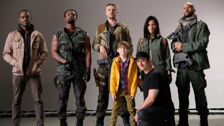 24. The Predator (2018) – 3 август 2018 г.
Появилият се през 2010 г. Predators най-изненадващо не успя да убие поредицата за хищния междузвезден ловец, въпреки отчаяните опити на Ейдриън Броуди да се прави на екшън звезда. Догодина през август Холивуд ще направи нов опит да вдъхне живот на Хищникът. А кои са тези на снимката ли? Просто режисьорът Шейн Блек позира с новата порция жертви.