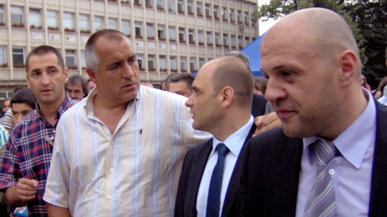През 2007 г. Томислав Дончев спечели 7783 гласа (38.6% от всички), а сегашният кандидат на ГЕРБ Николай Сираков победи на първи тур с 9330 гласа (57.38% от всички)...