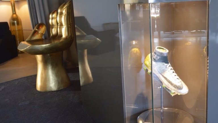 Кристалните бутонки вече са изложени в музея на Кристиано Роналдо във Фунчал