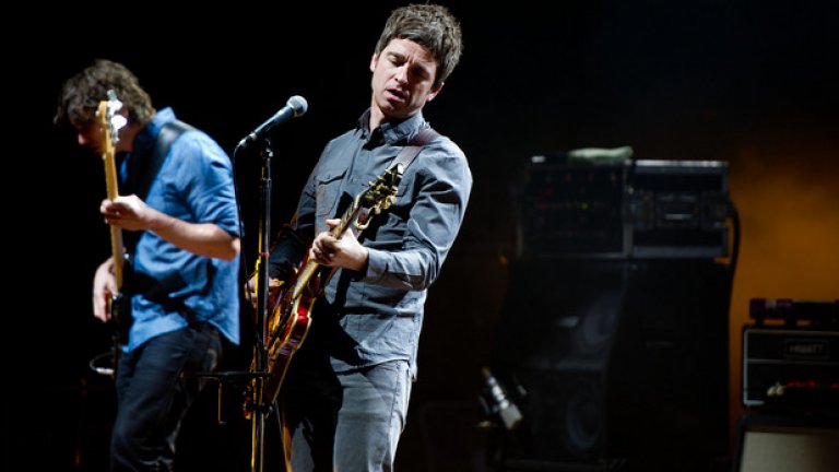 Самоповъзгласилата се за "най-добра група на всички времена" - Oasis не взема нито една награда "Грами", когато трябва, а именно през 1997-ма, въпреки двете номинации. Техният мега хит "Wonderwall" губи в категорията "Най-добра песен" от песента на Tracy Chapman "Give Me One Reason" и в категорията "Най-добро вокално рок изпълнение"  от  Dave Matthews Band. Oasis са номинирани пак през 1999-та за видеото към "All Around the World". Което прави общо три номинации и нито една награда