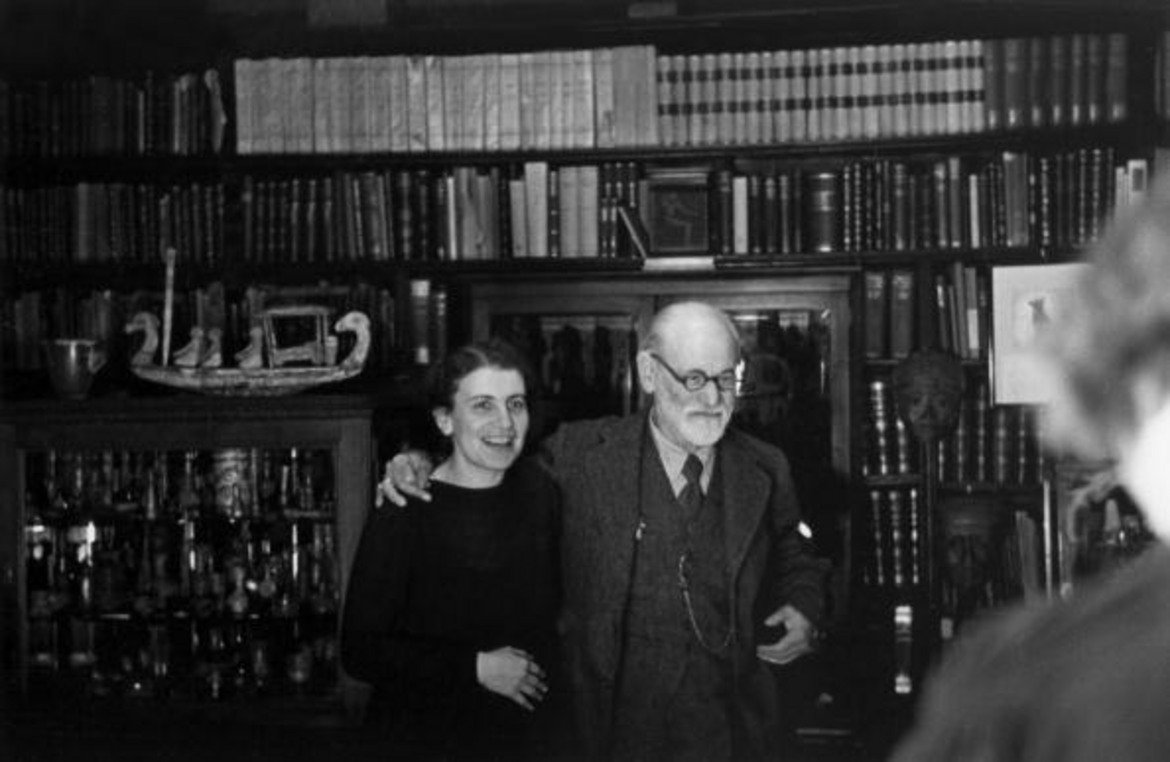 Анна Фройд (1895-1982)

Дъщерята на легендарния Зигмунд Фройд - Анна Фройд намира своята собствена позиция в психологическата наука. Заедно с Мелани Клайн, тя е смятана за един от основателите на психоаналитичната детска психология. Теорията на Анна Фройд се концентрира върху значението на егото при изпълнението или противодействието на подсъзнателното поведение. 