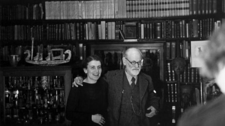 Анна Фройд (1895-1982)
Дъщерята на легендарния Зигмунд Фройд - Анна Фройд намира своята собствена позиция в психологическата наука. Заедно с Мелани Клайн, тя е смятана за един от основателите на психоаналитичната детска психология. Теорията на Анна Фройд се концентрира върху значението на егото при изпълнението или противодействието на подсъзнателното поведение.