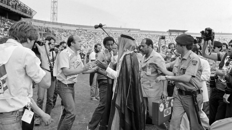 Принцът на Кувейт отменя гол

Държавните глави често обичат да си врат носа във футбола, но кувейтският принц Фахид прекрачва всякакви граници. И то на световно първенство! В двубоя между Франция и Кувейт (4:1) през 1982 г. в Испания всичко върви нормално, докато Ален Жирес не вкарва третия гол за „петлите”. При това попадение футболистите на арабския тим спират да играят, тъй като от трибуните се е разнесла пронизителна свирка, също като тази на арбитъра. Твърдят, че голът не бива да се признава. 
Ядосан, принц Фахид слиза на терена и заплашва арбитъра Мирослав Ступар, че ще извади отбора от мача. Пред очертаващия се скандал съдията анулира попадението. В крайна сметка Кувейт така или иначе губи, а Негово височество е глобен от ФИФА с 10 000 долара. 