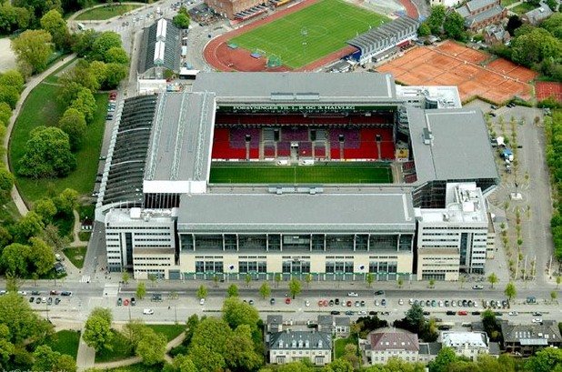 Само за 38 000, "Паркен" в Копенхаген е мъничък стадион на фона на останалите. На него и ние помним големи мачове на националния тим, а и се играха европейски финали - например Арсенал - Парма 1:0 за КНК през 1994 г.