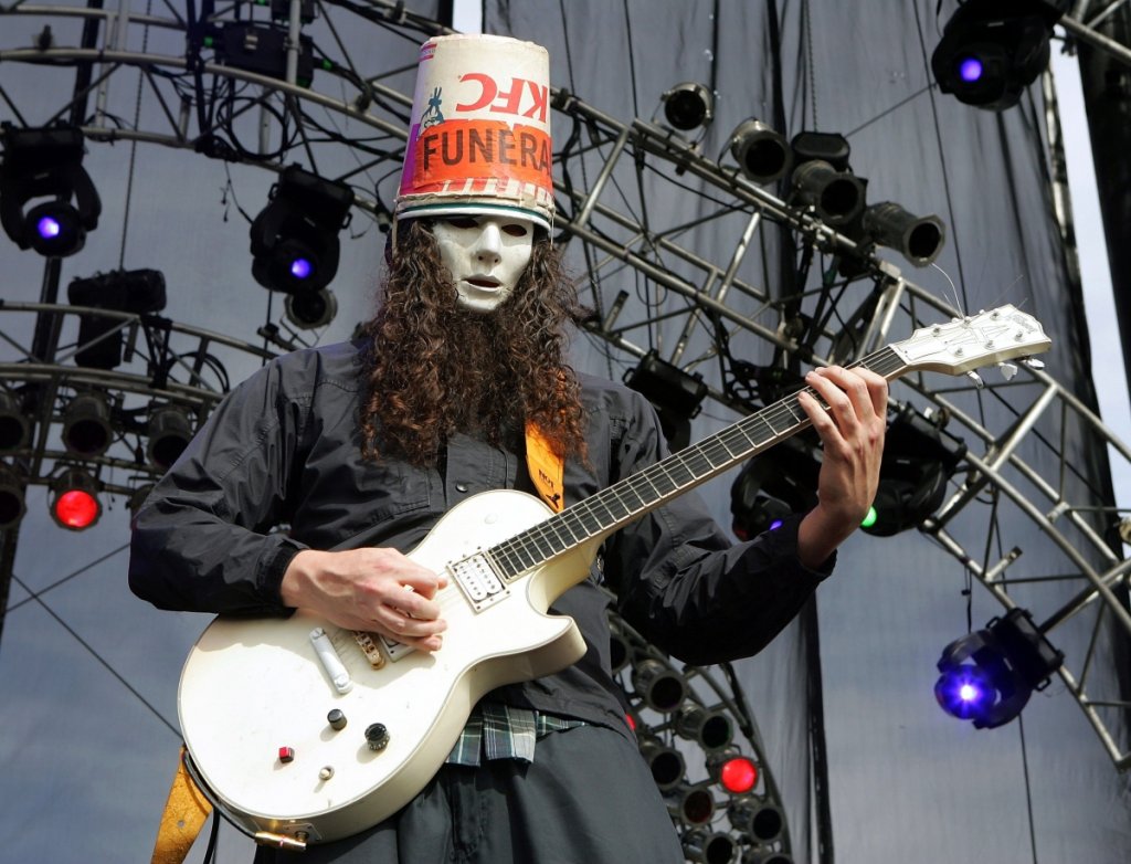 Buckethead - Soothsayer
Един великолепен китарист, чието лице е скрито зад бяла маска, а главата му... е покрита от обърната наобратно кутия от веригата за бързо хранене KFC с надпис Funeral ("Погребение"). Ако нещо спира погледа повече от абсурдния вид на Buckethead, това са уменията му с китарата. По едно време свиреше и в Guns'n'Roses - около небезизвестния албум Chinese Democracy.