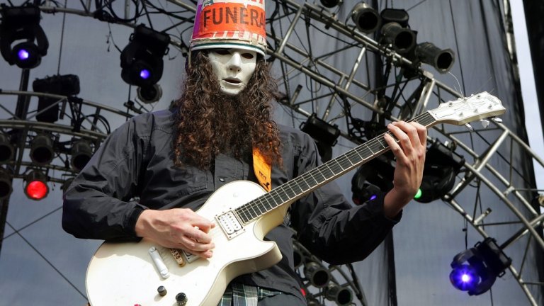 Buckethead - Soothsayer

Един великолепен китарист, чието лице е скрито зад бяла маска, а главата му... е покрита от обърната наобратно кутия от веригата за бързо хранене KFC с надпис Funeral ("Погребение"). Ако нещо спира погледа повече от абсурдния вид на Buckethead, това са уменията му с китарата. По едно време свиреше и в Guns'n'Roses - около небезизвестния албум Chinese Democracy.