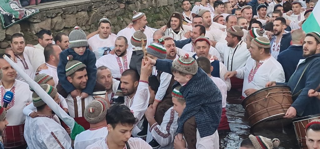 Калоферци отбелязват 50 години от първото си мъжко хоро в река Тунджа