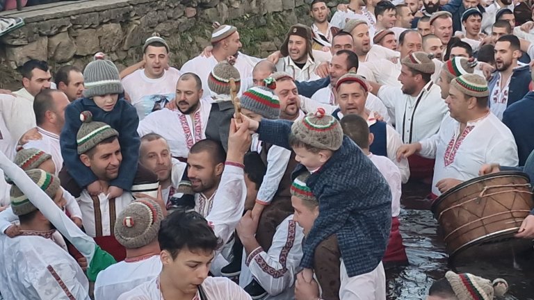 Калоферци отбелязват 50 години от първото си мъжко хоро в река Тунджа