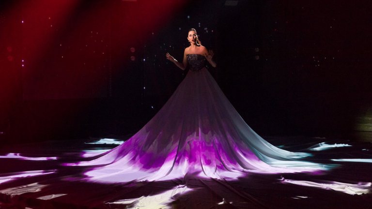 Elina - Естония 
За разлика от много свои колеги на сцената, Елина е оперна певица и предпочита този стил пред попа. Нейното представяне е едно от най-забележителните откъм ефекти заради дългата рокля, която променя цветовете си и върху която се прожектират различни шарки. Ще я видим и в събота вечер.