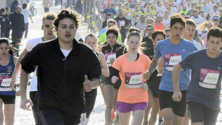 Случайно ли е, че Вачев (вляво на снимката с черни дрехи) е със скрит под горнището номер?