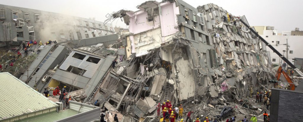 17-етажен жилищен блок рухна върху над 200 души