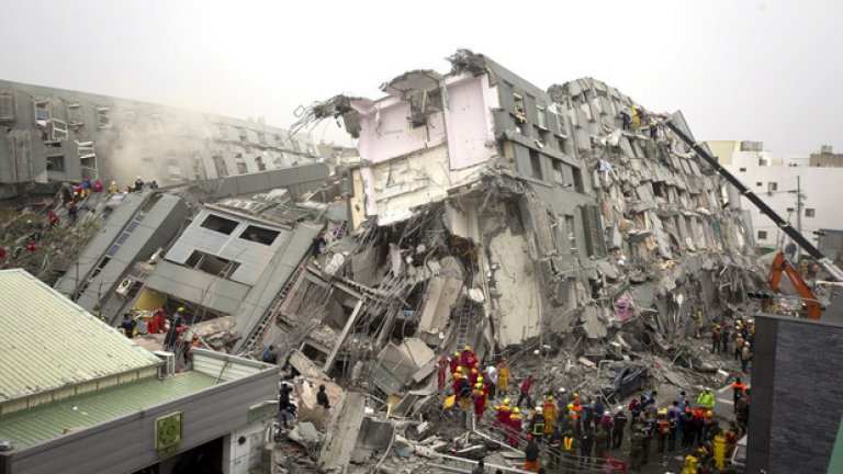 17-етажен жилищен блок рухна върху над 200 души