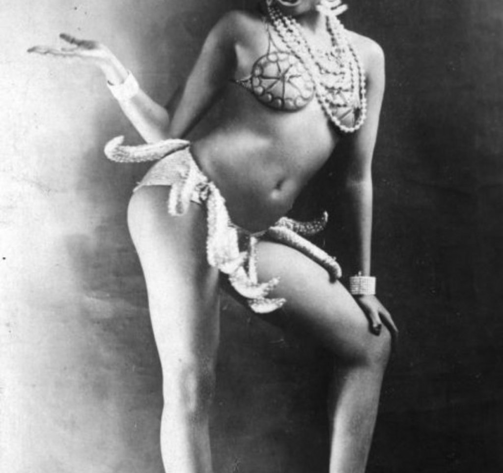 Танцьорката Джоузефин Бейкър е иконата на 20-те години на 20 век в Париж. Най-известният й танц е "дивашкият", който тя изпълнява с диамантена поличка от "бананови листа". За Бейкър писателят Ърнест Хемингуей казва: "Тя е най-сензационната жена, която светът е виждал. И която някога ще види"