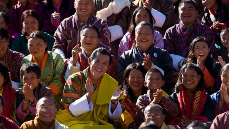 Негово Величество Джигме Хесар Намгиал Вангчук, настоящият крал на Бутан, сред свои поданици