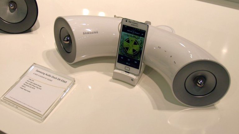 Samsung Audio Dock DA-E560. Само за Galaxy (е, май може и за iPhone :-). Стъклени влакна, 10W, Bluetooth 3.0, AUX In.