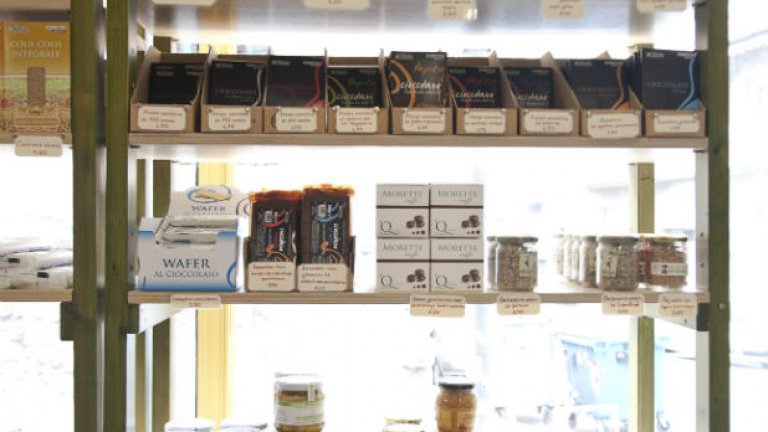 Кооперативен магазин в Атина. Доста от продуктите не са правени в Гърция, а в други континенти. Там само се опаковат