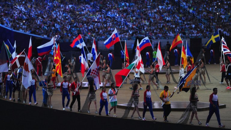 Стефани Стоева, която заедно със сестра си Габриела, донесоха единственото злато за България, носеше трикольора ни.