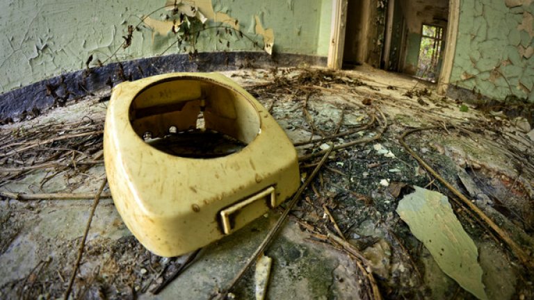 При преместването от София към Черепиш през 1950 г. е изгубена голяма част от имуществото на семинарията, както и много ценни документи. При завръщането в София през 1990 г. много неща са оставени във вече напуснатата сграда. След като пазачът е уволнен обаче всичко е разграбено. Останала е само тази ненужна коруба от стар телефон...