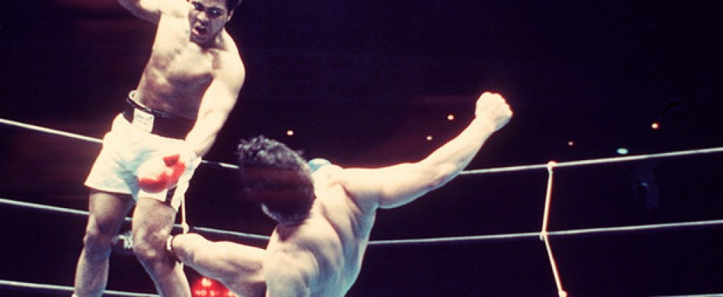 1976 г. - демонстративен мач без правила срещу японския професионален борец Антонио Иноки в Токио. Схватката завършва без победител, но боксьорът получава няколко травми. 
