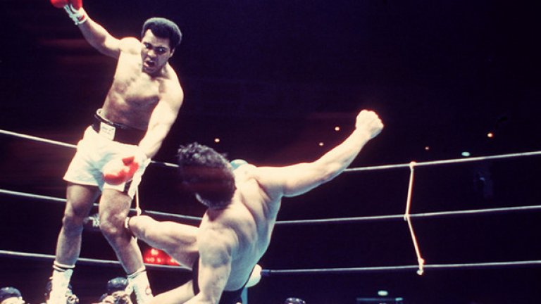 1976 г. - демонстративен мач без правила срещу японския професионален борец Антонио Иноки в Токио. Схватката завършва без победител, но боксьорът получава няколко травми. 
