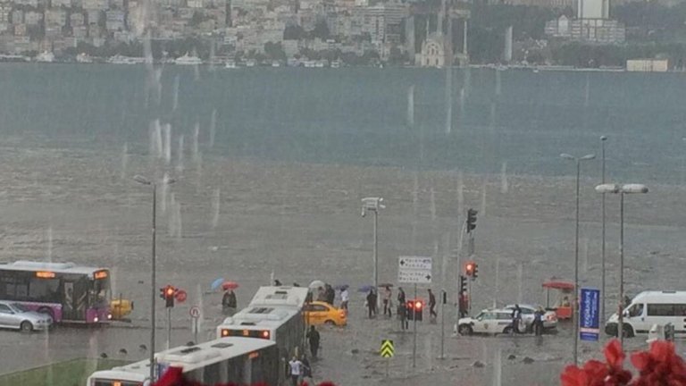 След наводненията в Гърция, Западна Турция е под вода