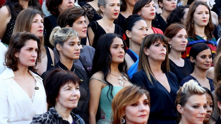 Актриси и други жени от киноиндустрията се обявиха за полово равноправие по време на големия филмов фестивал. Вижте още снимки от проявата в нашата галерия.
