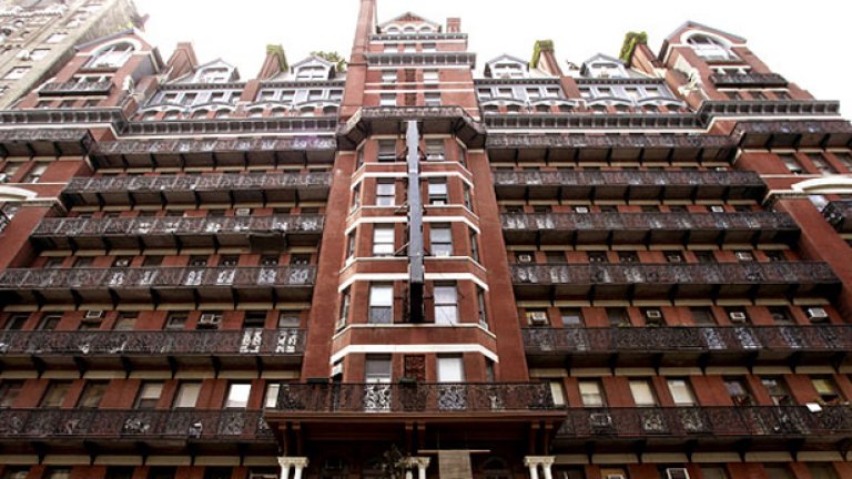 Сградата е на 128 години и е паметник на културата. Има 101 апартамента и 125 хотелски стаи.