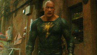 “Черния Адам”
Обикновено дори само споменаването на Дуейн Джонсън-Скалата в някой филм е гаранция за абсолютен успех, без значение за какво става въпрос в самия филм. С “Черния Адам” не е точно така, въпреки участието на Скалата в главната роля на древноегипетски супергерой, който е освободен от магическия си затвор от група археолози. 
С огромен бюджет от над 240 милиона долара плюс разходите за разпространение, предварителните оценки показват, че продукцията трябва да изкара около 600 милиона, така че да не остане на загуба. До края на годината обаче приходите са едва 350 милиона, което поставя и под въпрос евентуалното негово продължение.