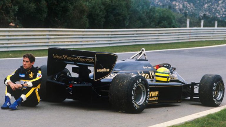 Ето го Сена такъв, какъвто всеки запалянко го помни. Седнал, зареял поглед някъде около пистата или в нея...