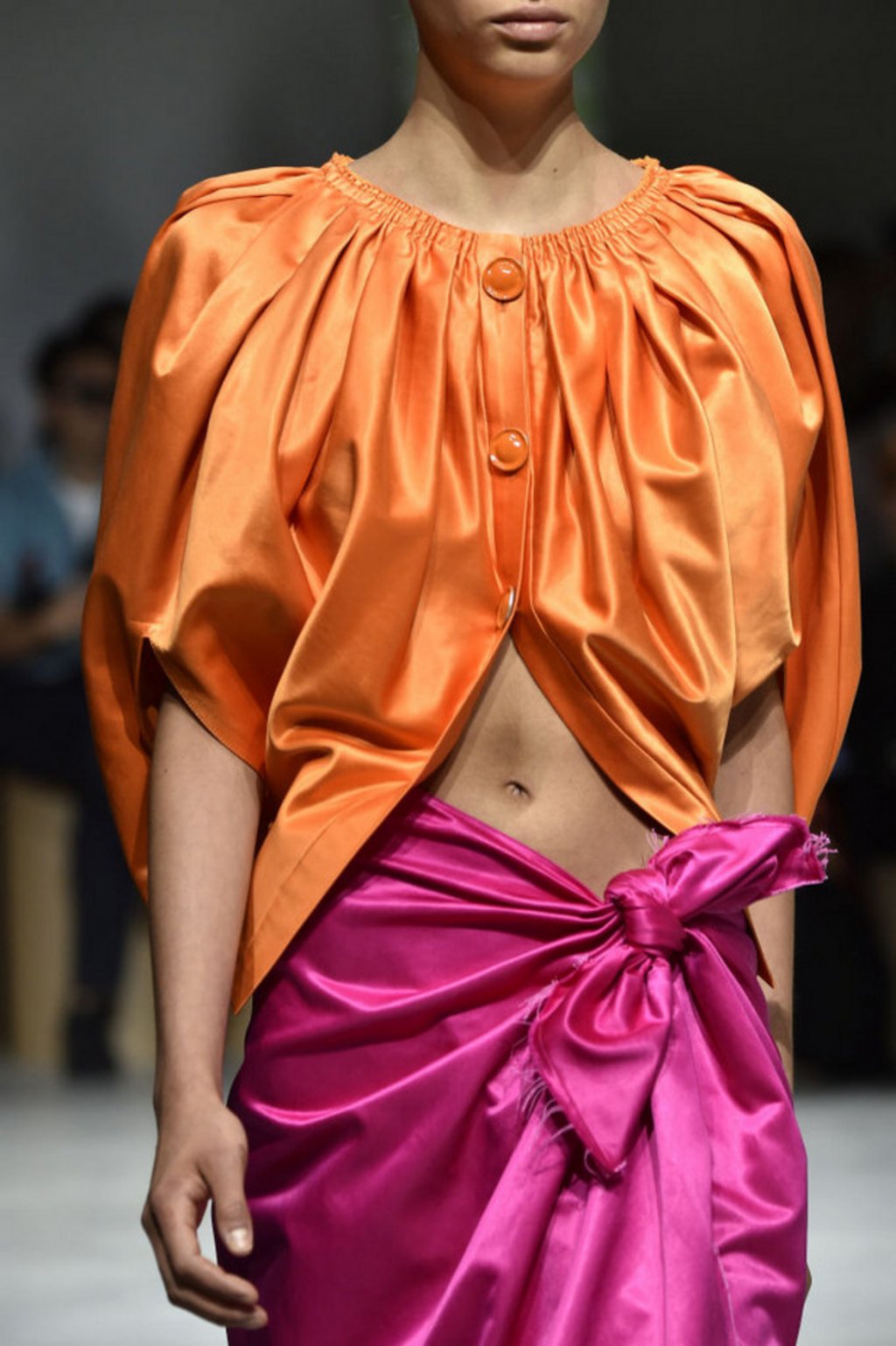 Тези живи нюанси се съчетават чудесно с черно, бяло или жълтокафяво.
На снимката: модел на Marni