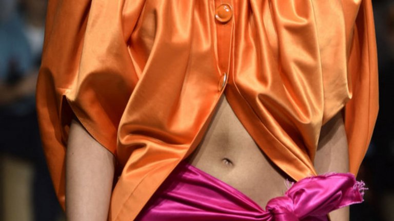 Тези живи нюанси се съчетават чудесно с черно, бяло или жълтокафяво.
На снимката: модел на Marni