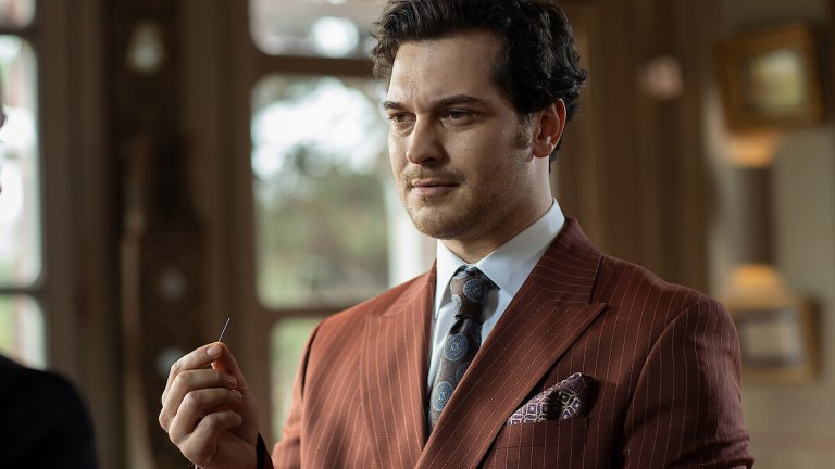 The Taylor
Сериалът проследява живота на Паями, прохождащ моден дизайнер, който наскоро е представил първото си успешно ревю. Радостта му обаче е кратка – смъртта на дядо му заплашва да разкрие тайни, които Паями дълго е криел. В същото време дизайнерът разбира, че най-добрият му приятел държи годеницата си в плен, а тя се опитва да избяга под нова самоличност,