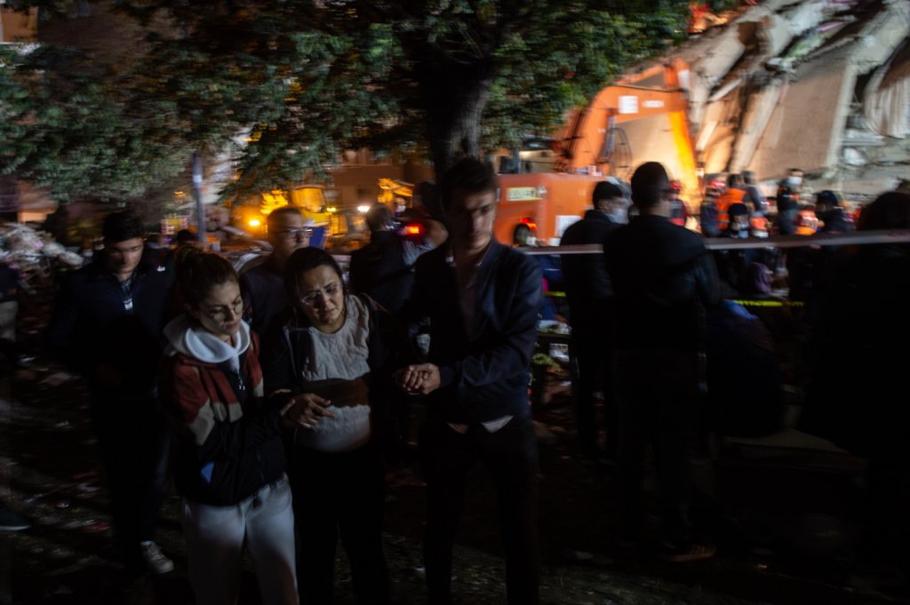 Заради трагедията държавните глави на Турция и Гърция временно оставиха споровете си, изказаха съболезнования и си обещаха подкрепа. Трусът засегна и гръцкият остров Самос, където загинаха две деца.