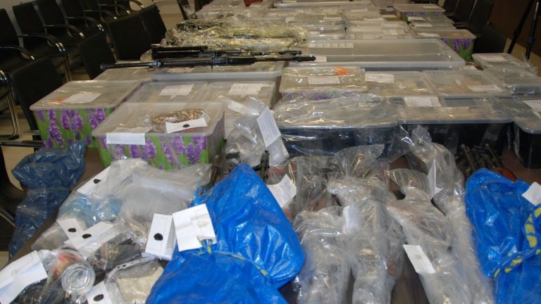 ГДБОП откри десетки автомати, пистолети и голямо количество боеприпаси в гараж в София